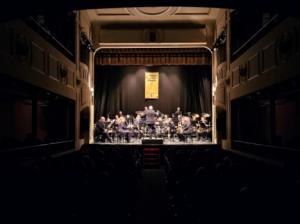 La Banda Municipal de Almería conquista el Apolo con los sonidos épicos de Norteamérica