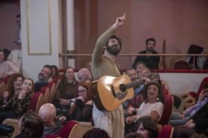 Almería se rinde al verso y la música de Marwán con un lleno total en el Apolo