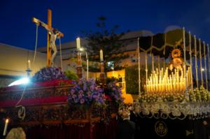 El fervor del Viernes Santo inunda las calles de Santa María del Águila