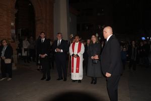 El Santo Sepulcro recorre en silencio y penumbra las calles de El Ejido