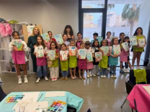 Niños de Roquetas crean paisajes submarinos en taller artístico