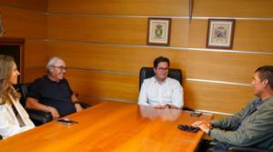 El alcalde de ElEjido recibe a Víctor Fernández antes del Campeonato del Mundo de Windsurf