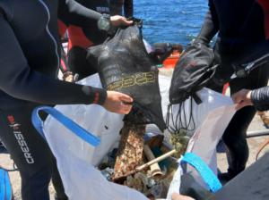 Voluntarios se sumergen en el litoral de Almería para sanear los fondos de Loma Pelada