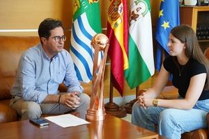 El alcalde de El Ejido recibe a la joven futbolista ejidense Blanca Plaza, promesa del fútbol femenino almeriense