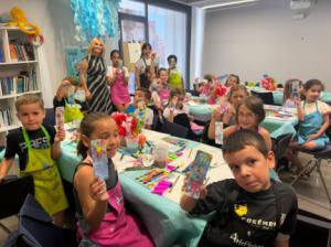 Niños y niñas pintan los marcapáginas más marineros en un nuevo taller en el Aula del Mar
