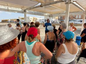 Éxito del plan veraniego para activar a los mayores en las playas de Almería