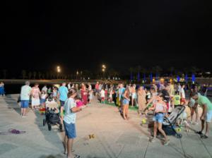 Almerienses y turistas se reúnen para jugar en familia en las ‘Noches de Verano en El Toyo’