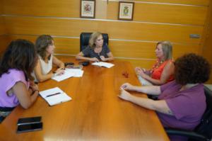 Ayuntamiento y comerciantes de Almerimar se reúnen para fortalecer el comercio local