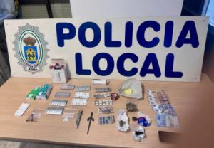 La Policía Local de Adra detiene a dos personas reclamadas por la Justicia
