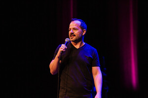Ángel Martín presenta Somos Monos en Almería