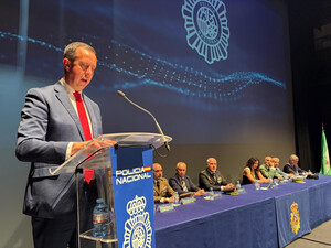 Martín otorga 43 medallas en el Día de la Policía Nacional