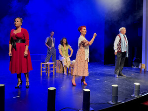 ‘Encrucijada’ emociona en el Teatro Apolo con su homenaje a los cómicos y la copla de posguerra