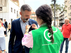 Fernández-Pacheco arropa en Roquetas de Mar la lucha colectiva frente al cáncer de mama  