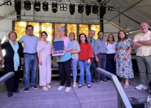 Trini Valdivia, presidenta del Club de la Tercera Edad de Ejido Norte, recibe una distinción