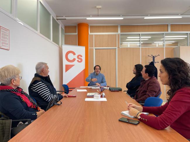 Burgos (CS) acusa al alcaldesa de ningunear al comité vecinal