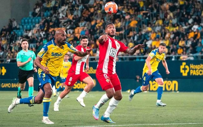 Almería se aferra al play-off