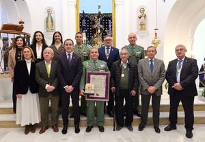 El general de la Legión, José Agustín Carreras Postigo, entrega su bastón de mando a Jesús Nazareno