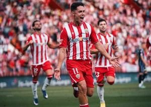 Almería se aferra al ascenso con un penalti decisivo