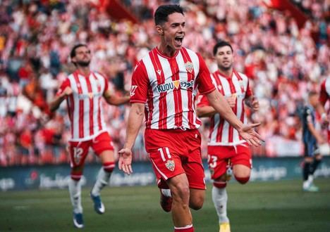 Almería se aferra al ascenso con un penalti decisivo