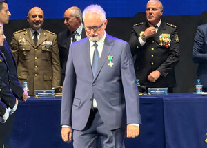 Manuel Martínez recibe la Cruz al Mérito Policial-vesm