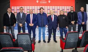 Homenaje solidario: Almería y Barça se enfrentan en un partido de veteranos