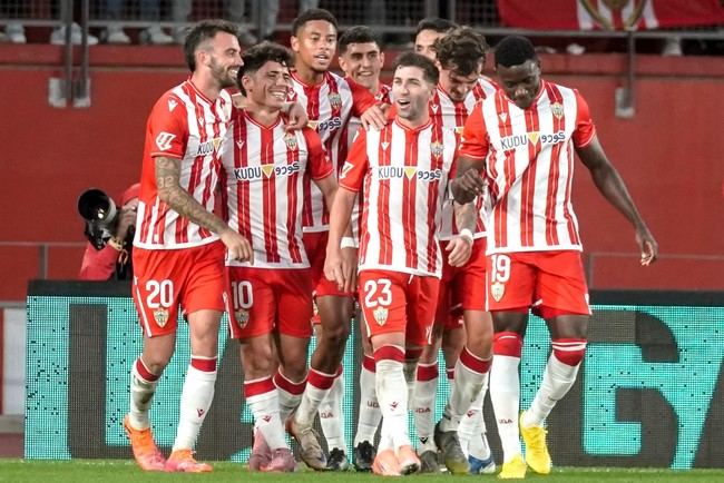 Almería arrasa y suma su quinta victoria en casa