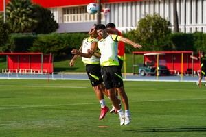 Entrenamiento dinámico con balón en el Almería