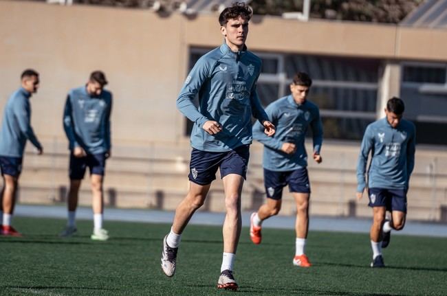 Selvi se une al Almería en su primer entrenamiento
