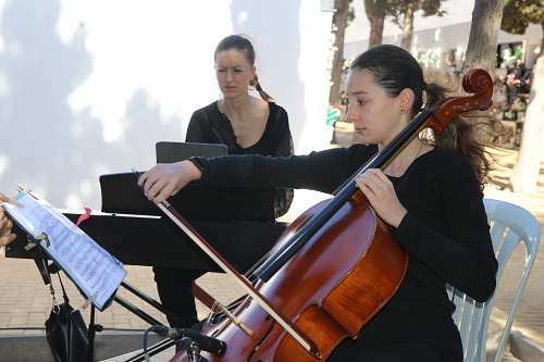 Música clásica en el Día de Todos los Santos en el cementerio de El Ejido