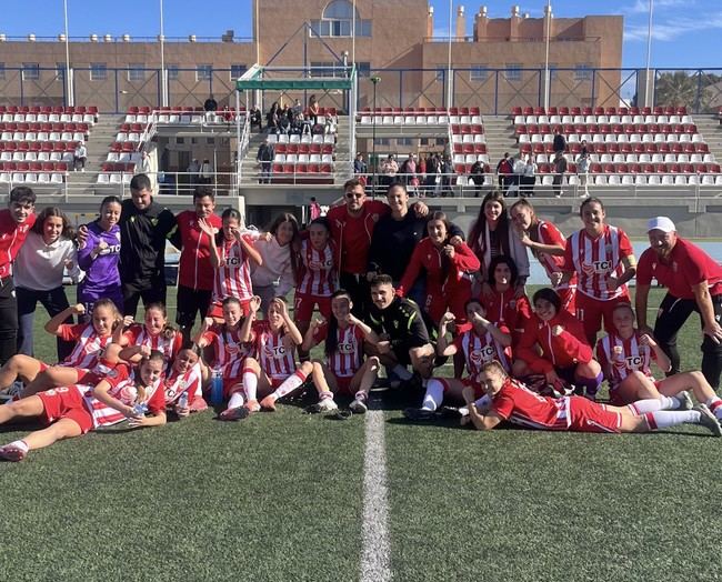 Almería arrasa y se mantiene invicto en la cima
