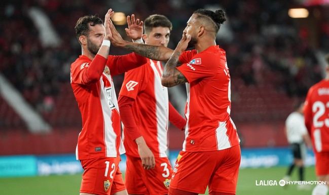 Luis Suárez brilla y el Almería suma tres puntos vitales