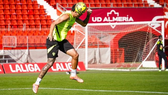 Almería desafía la muralla del Cádiz
