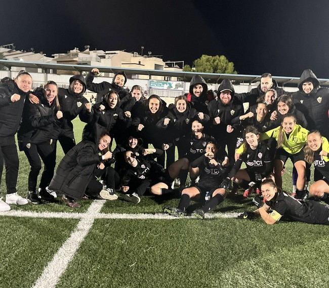 Almería arrasa 0-7 y se afianza en la cima