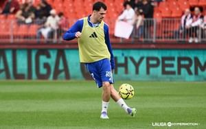 Álex Sola se une al Almería como sexto fichaje