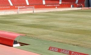 Cambio de césped en el Estadio rojiblanco