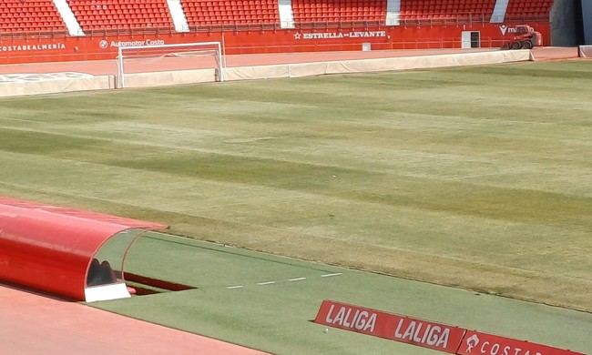 Cambio de césped en el Estadio rojiblanco