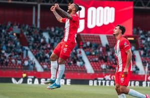 Almería arrasa con un 5-0 y vuelve al play-off