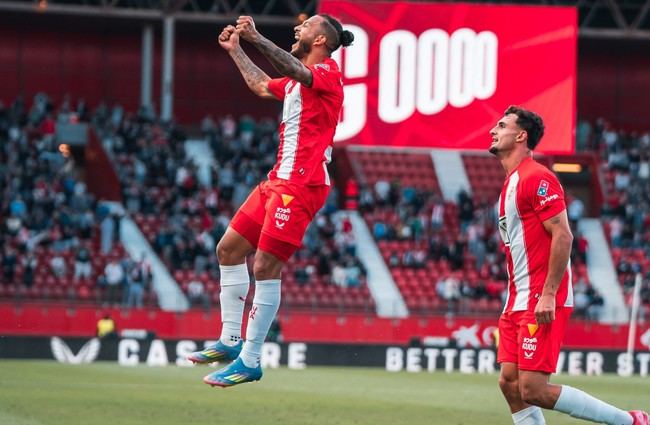 Almería arrasa con un 5-0 y vuelve al play-off