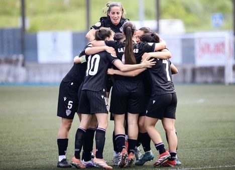 Almería arrasa y casi asegura el ascenso