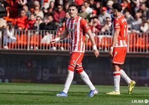 Morcillo brilla en su debut y marca su primer gol con el Almería