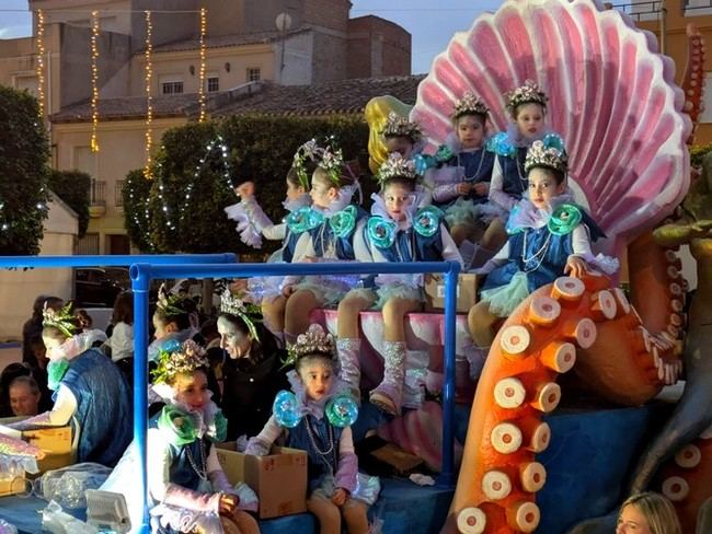 Albojenses disfrutan de una mágica Cabalgata de Reyes en las calles del municipio