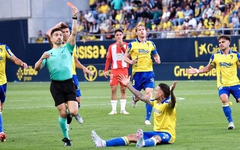 Árbitro perjudica al Almería en su lucha por el ascenso