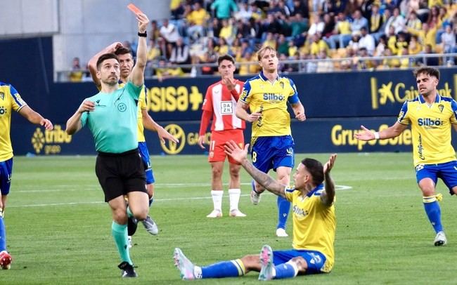 Árbitro perjudica al Almería en su lucha por el ascenso