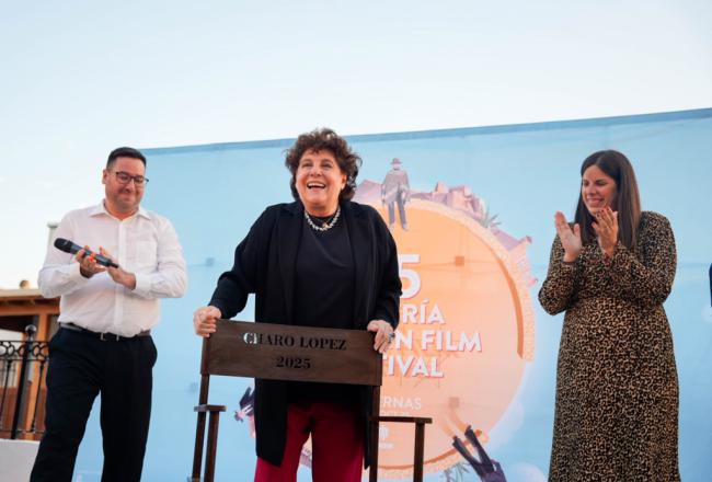 Charo López recibe el Premio Tabernas de Cine en la inauguración de la 15 edición de AWFF