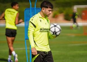 Almería presenta su balón retro para la próxima jornada