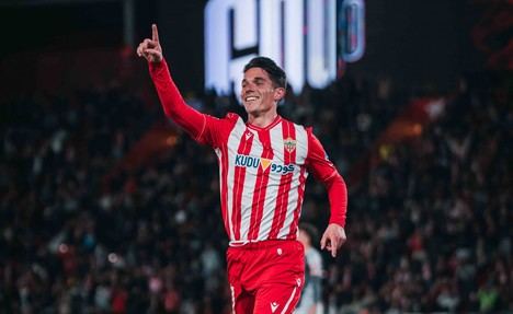 Almería arrasa con un 5-1 y se asoma al ascenso directo