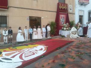 Incienso y flores perfuman las calles de Dalías celebrando la festividad del Corpus Christi