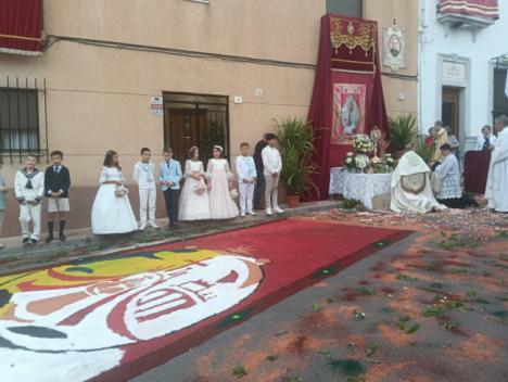 Incienso y flores perfuman las calles de Dalías celebrando la festividad del Corpus Christi
