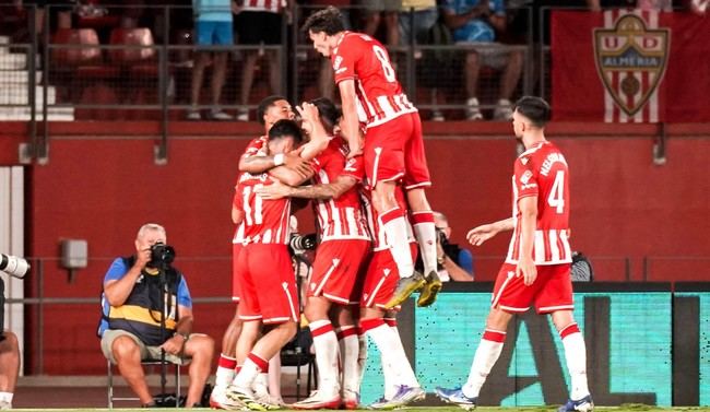 Almería logra su primera victoria en casa