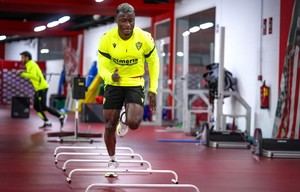 Almería se entrena en casa por mal tiempo